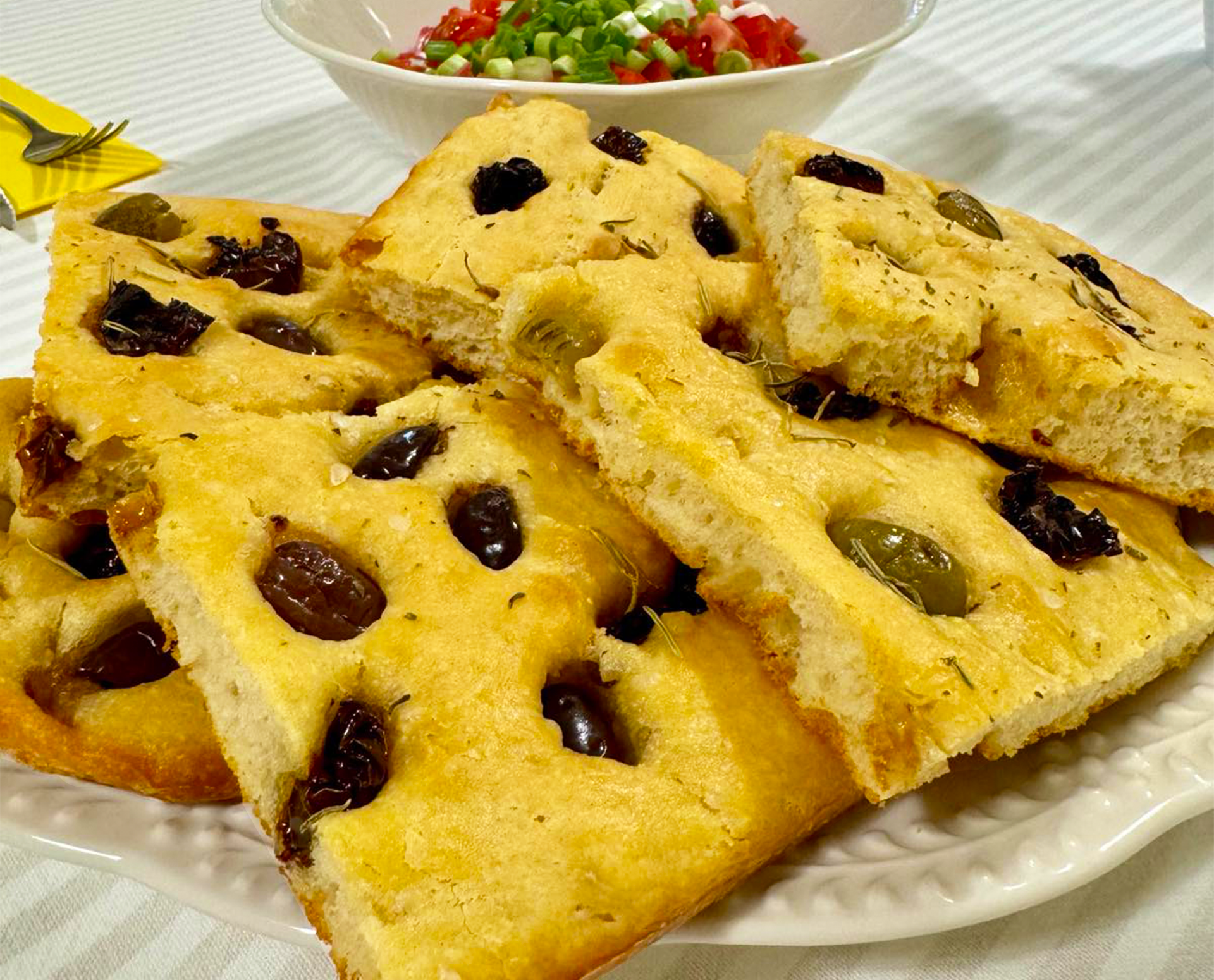 ФОКАЧА С МАСЛИНИ, СУШЕНИ ДОМАТИ И РОЗМАРИН